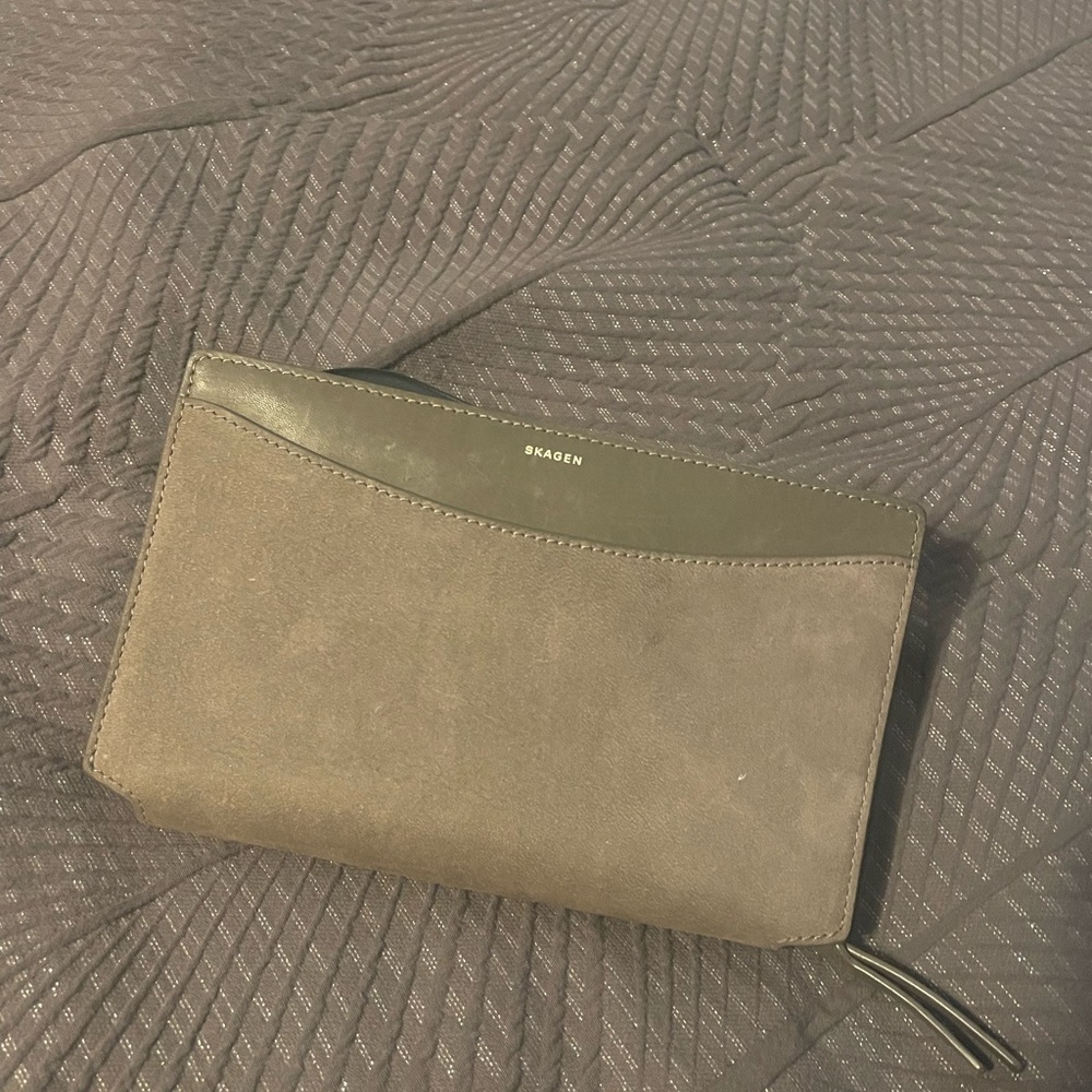 Beautiful wallet , genuine leather .New , didn’t use. Gift .